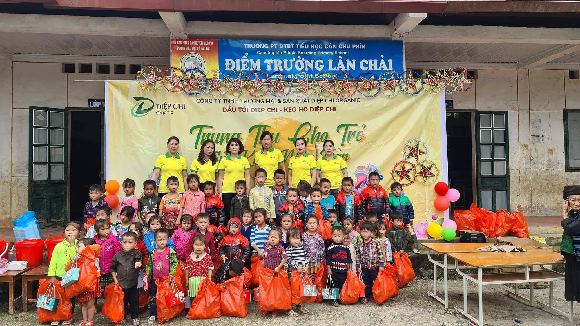 Báo NTNN/ Điện tử Dân Việt tiếp nhận 2 tấn gạo ủng hộ người dân rốn lũ miền Trung - Ảnh 1.