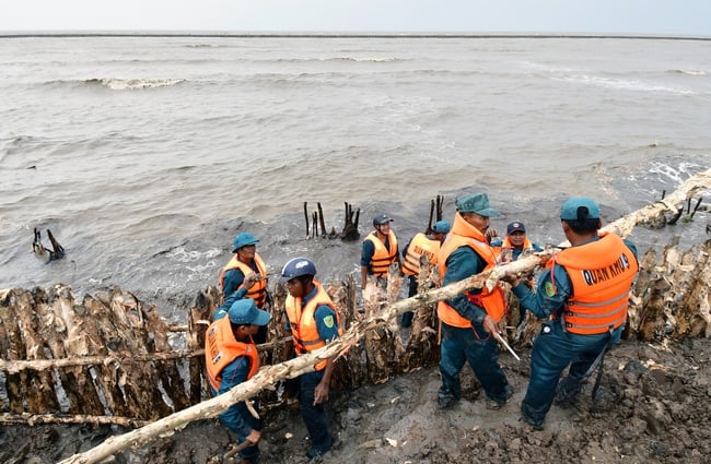 Sống lo âu bên đê biển Tây - Ảnh 1.