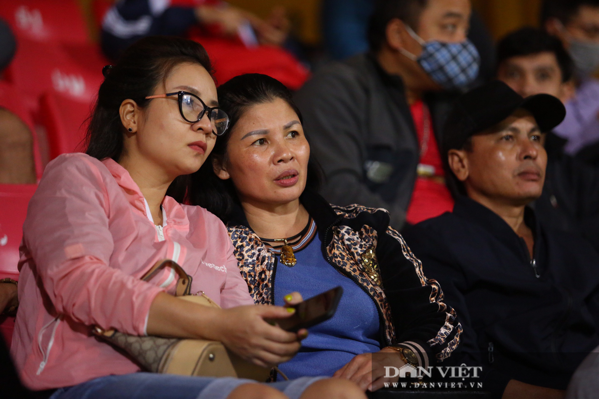 Văn Hậu và đồng đội tặng hoa nữ cổ động viên trên khán đài - Ảnh 7.
