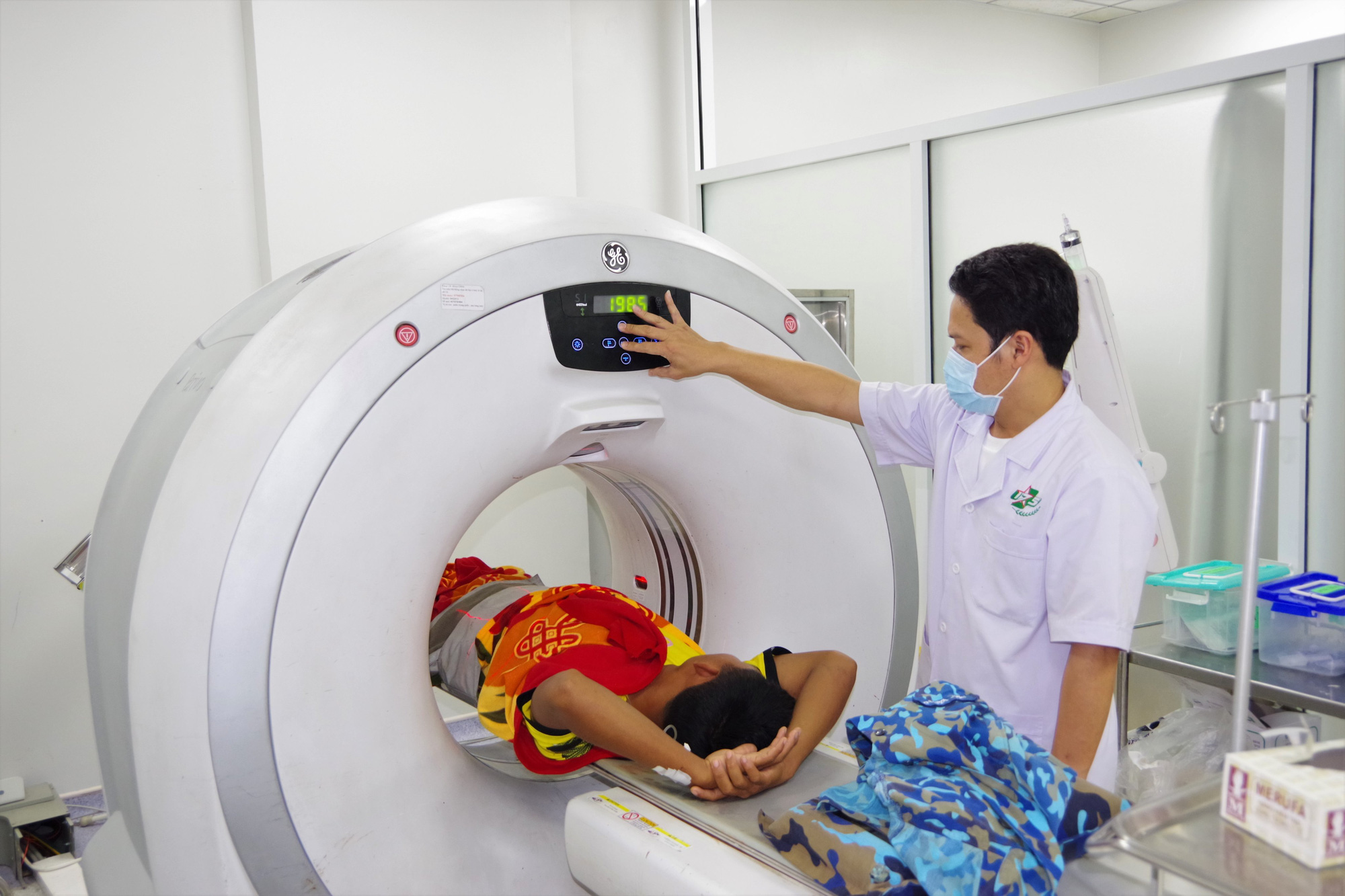 Trực thăng bay cấp cứu đưa 2 quân nhân về từ Trường Sa - Ảnh 2.