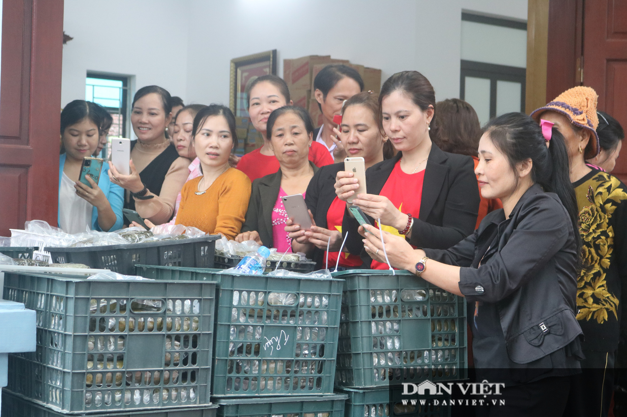 Thanh Hóa: Gói 10.000 chiếc bánh chưng gửi nông dân miền Trung lũ lụt - Ảnh 4.