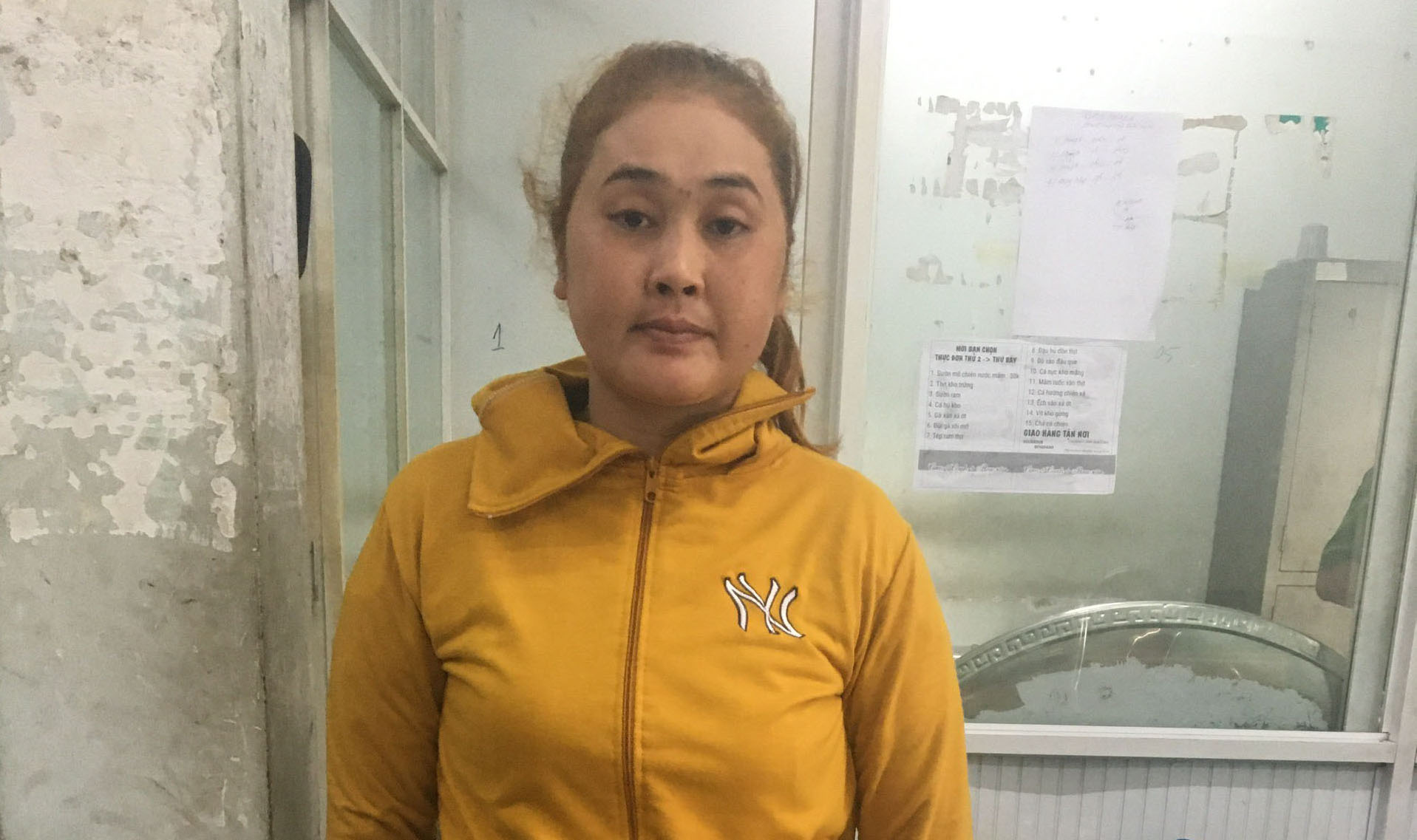 TPHCM: Người phụ nữ cùng gã đàn ông dùng vàng dỏm cầm cố lừa hàng trăm triệu đồng với chủ tiệm vàng - Ảnh 1.