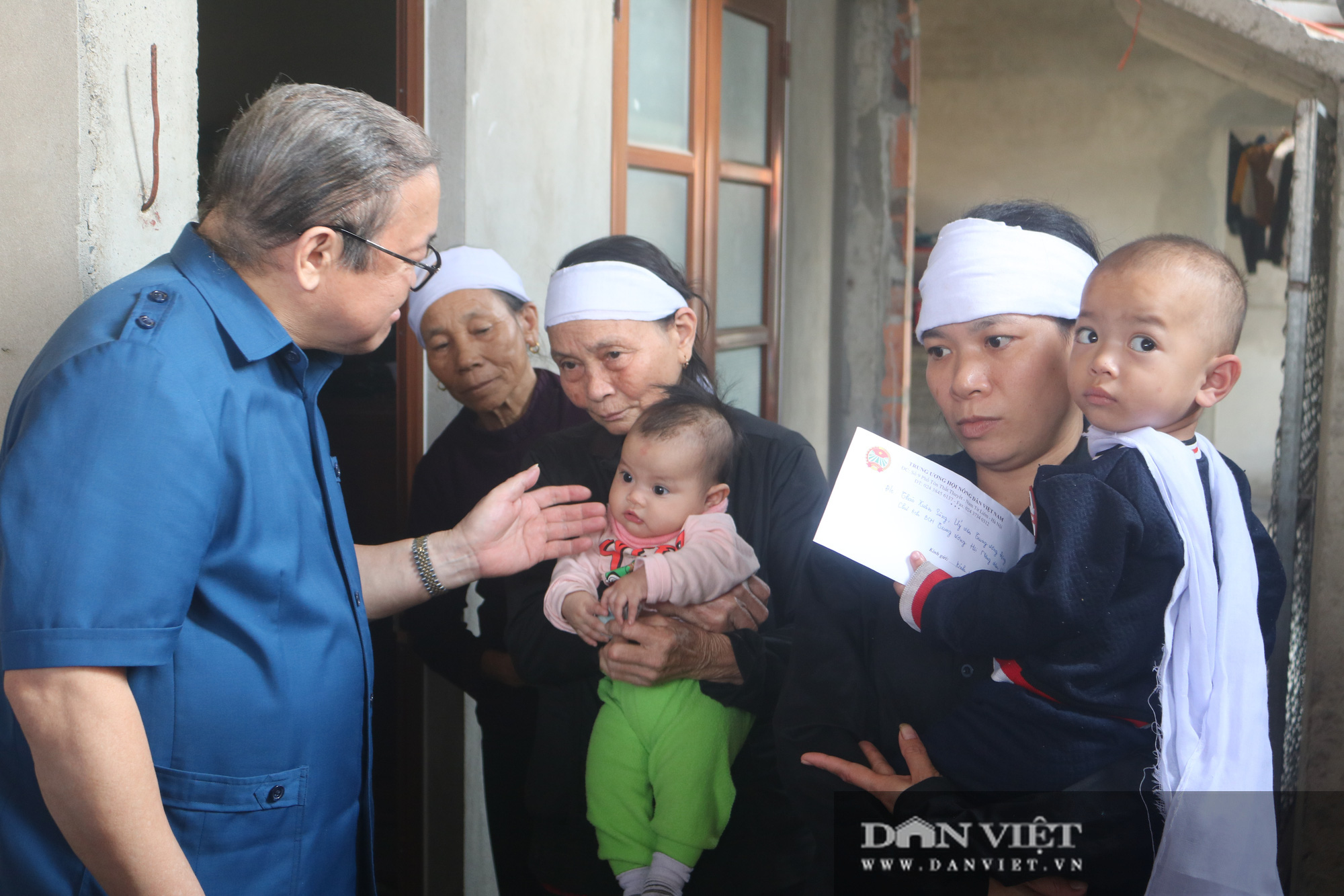 Chủ tịch T.Ư Hội NDVN thăm gia đình liệt sĩ hi sinh trong trận sạt lở đất ở Hướng Hoá - Ảnh 6.