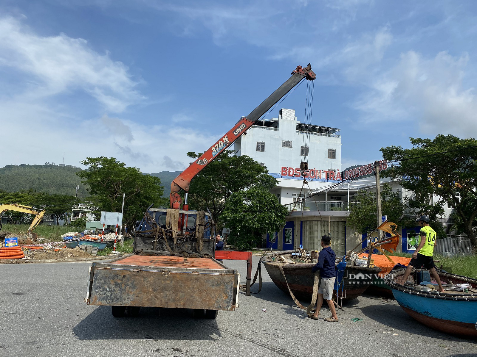 Trời nắng chang chang, ngư dân Đà Nẵng hối hả đưa tàu thuyền "phi như bay" trên phố - Ảnh 4. Trời nắng chang chang, ngư dân Đà Nẵng hối hả đưa tàu thuyền "phi như bay" trên phố - Ảnh 4.