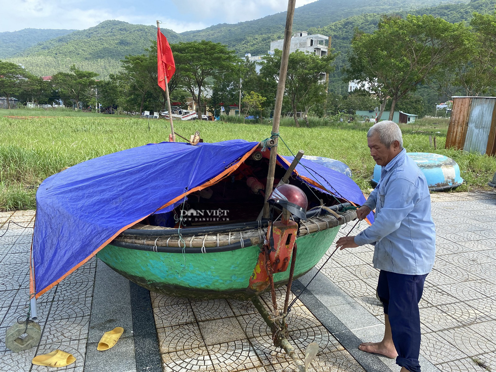 Trời nắng chang chang, ngư dân Đà Nẵng hối hả đưa tàu thuyền "phi như bay" trên phố - Ảnh 2. Trời nắng chang chang, ngư dân Đà Nẵng hối hả đưa tàu thuyền "phi như bay" trên phố - Ảnh 2.