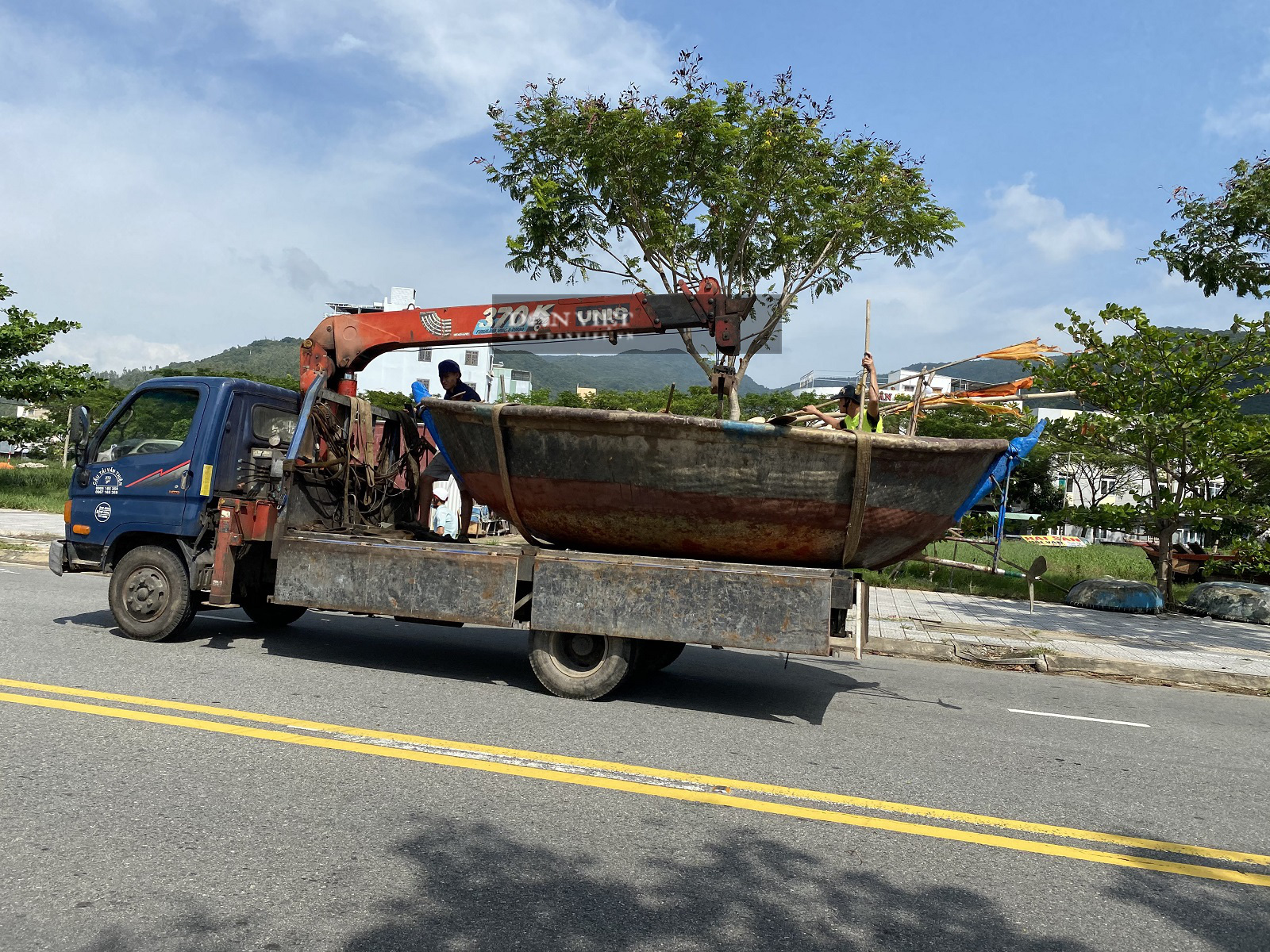 Trời nắng chang chang, ngư dân Đà Nẵng hối hả đưa tàu thuyền "phi như bay" trên phố - Ảnh 5. Trời nắng chang chang, ngư dân Đà Nẵng hối hả đưa tàu thuyền "phi như bay" trên phố - Ảnh 5.