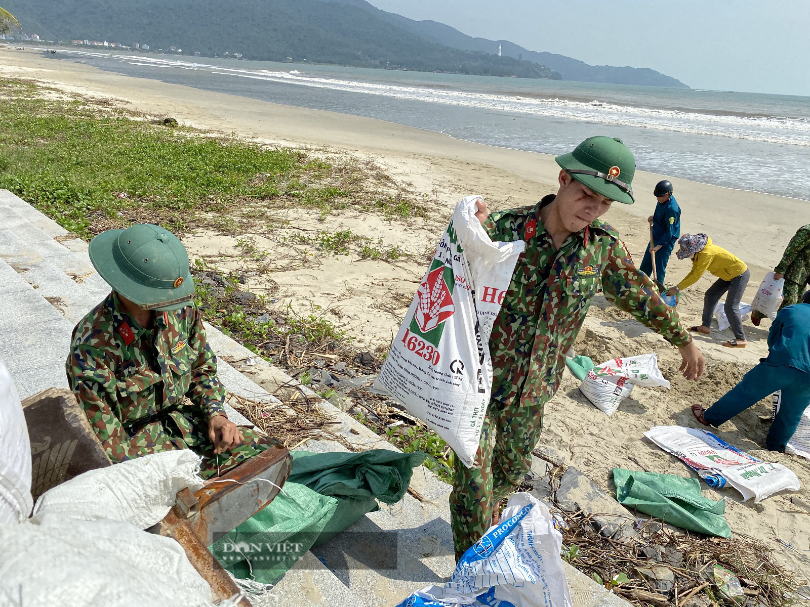 Trời nắng chang chang, ngư dân Đà Nẵng hối hả đưa tàu thuyền "phi như bay" trên phố - Ảnh 7. Trời nắng chang chang, ngư dân Đà Nẵng hối hả đưa tàu thuyền "phi như bay" trên phố - Ảnh 7.