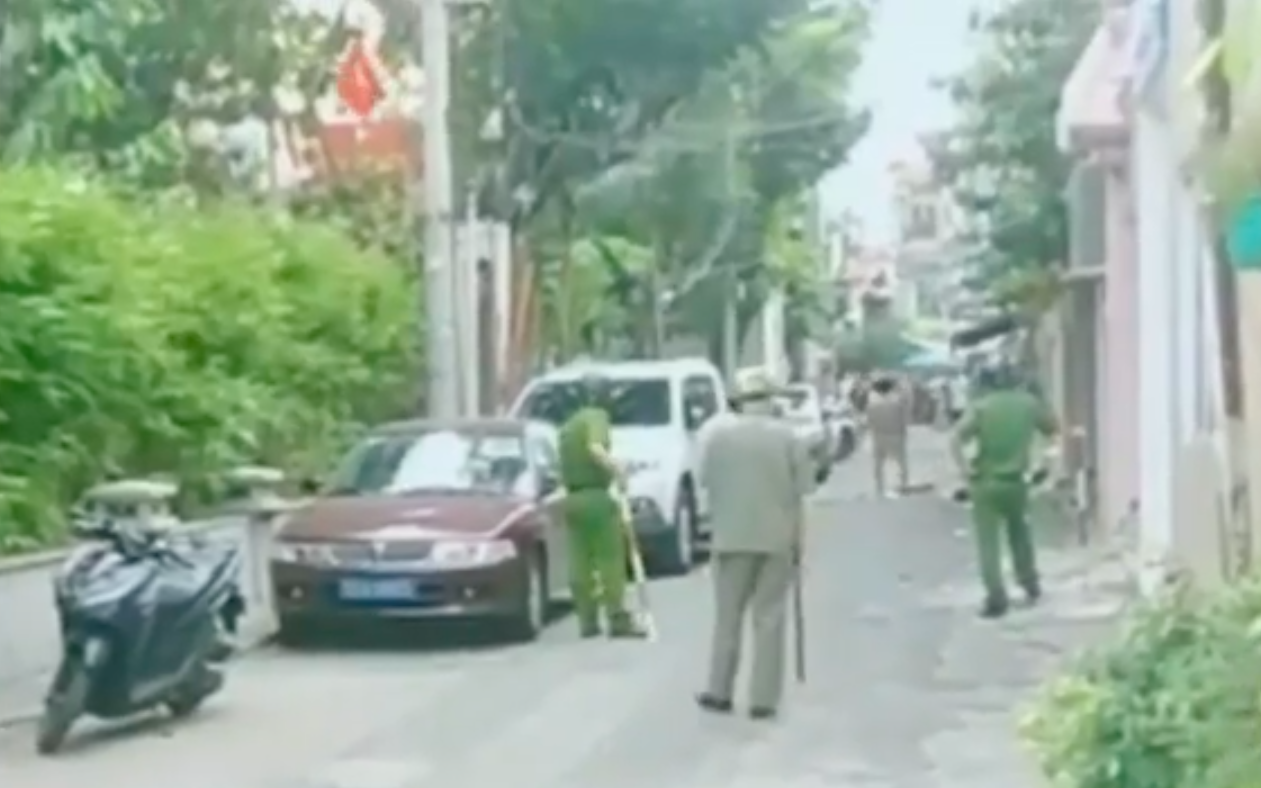 TPHCM: Khống chế người đàn ông bị tâm thần cầm dao &quot;chém&quot; xe ô tô - Ảnh 1.