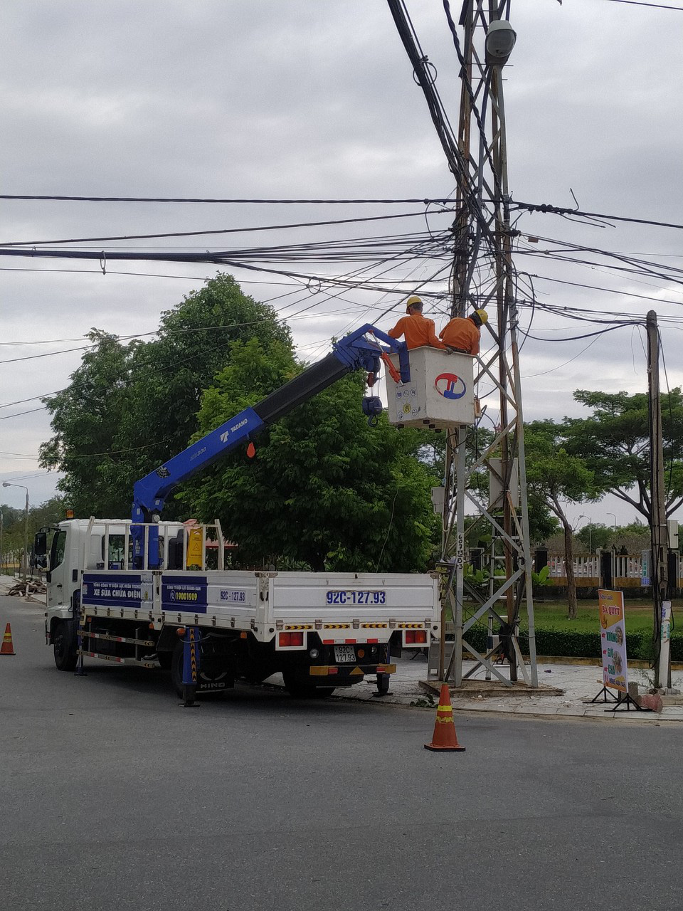 Quảng Nam: Ngành điện khẩn trưởng triển khai khôi phục cấp điện sau bão số 9 - Ảnh 3. Quảng Nam: Ngành điện khẩn trưởng triển khai khôi phục cấp điện sau bão số 9 - Ảnh 3.