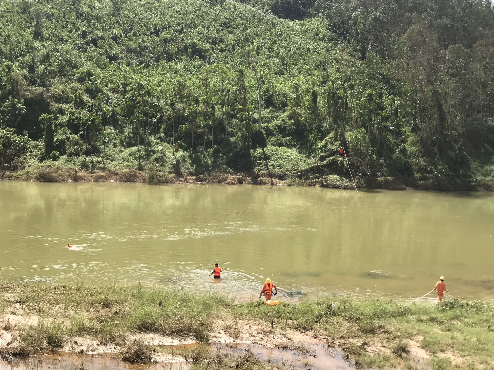 Quảng Nam: Ngành điện khẩn trưởng triển khai khôi phục cấp điện sau bão số 9 - Ảnh 4. Quảng Nam: Ngành điện khẩn trưởng triển khai khôi phục cấp điện sau bão số 9 - Ảnh 4.