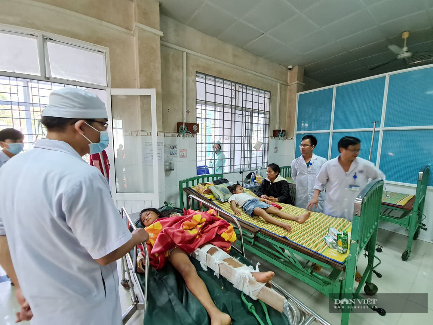 Video: Huy động tất cả nguồn lực để cứu người còn sống trong vụ sạt lở ở Nam Trà My - Ảnh 2.