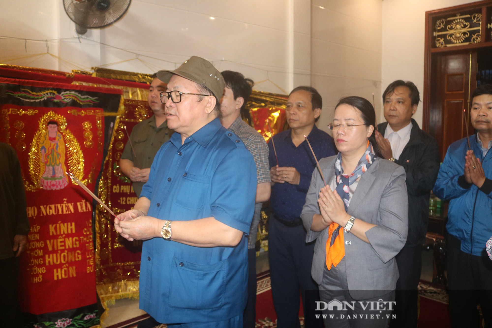 Quảng Bình: Chủ tịch Hội Nông dân Việt Nam lội nước trao quà cho đồng bào vùng lũ, thắp hương Thiếu tướng Nguyễn Văn Man - Ảnh 7.