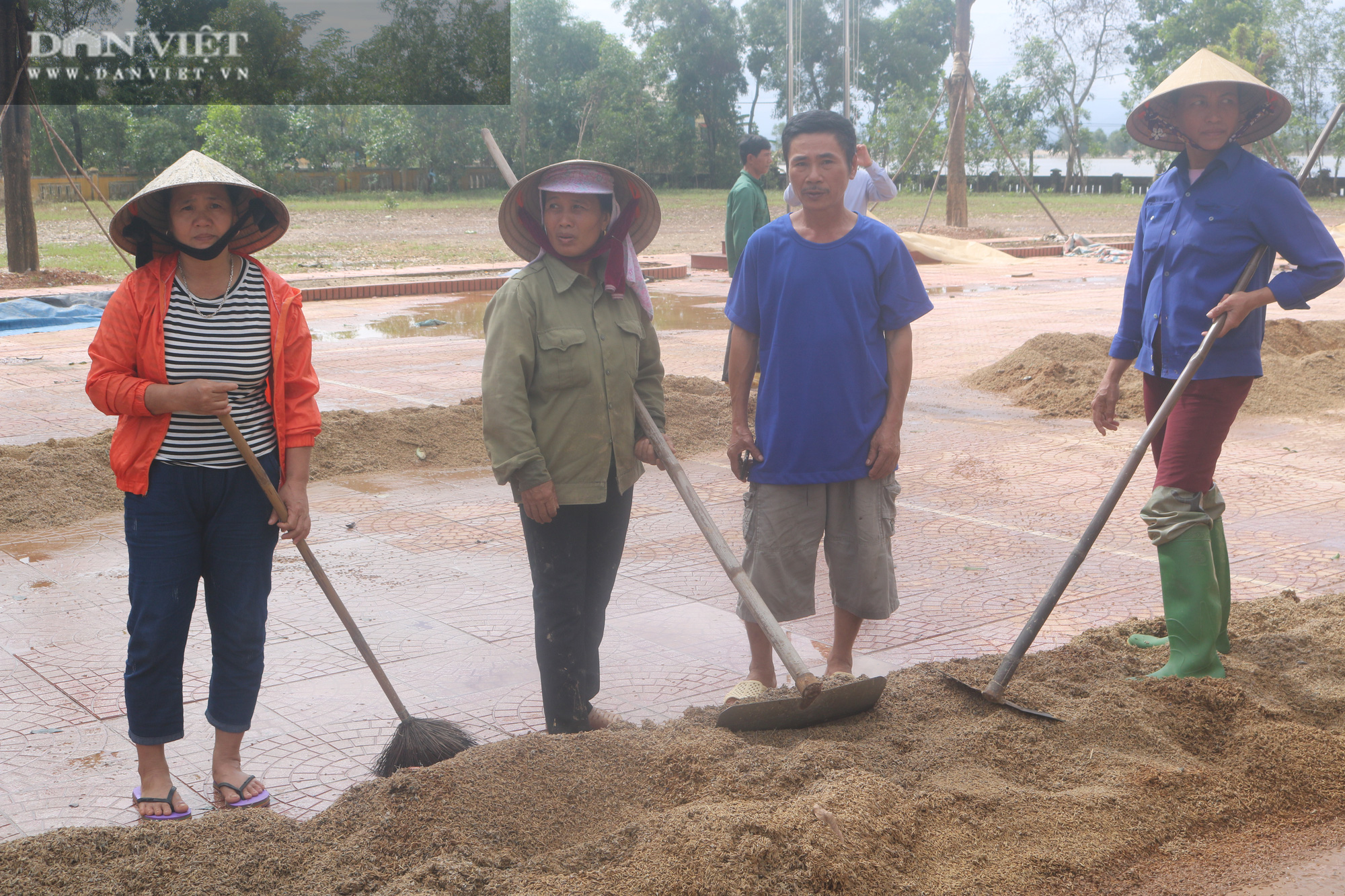 Quảng Bình: Chủ tịch Hội Nông dân Việt Nam lội nước trao quà cho đồng bào vùng lũ, thắp hương Thiếu tướng Nguyễn Văn Man - Ảnh 3.