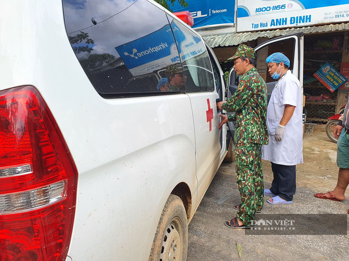 Sạt lở vùi lấp hơn 50 người ở Quảng Nam: Tìm đường chuyển 5 người bị thương đi cấp cứu - Ảnh 2.