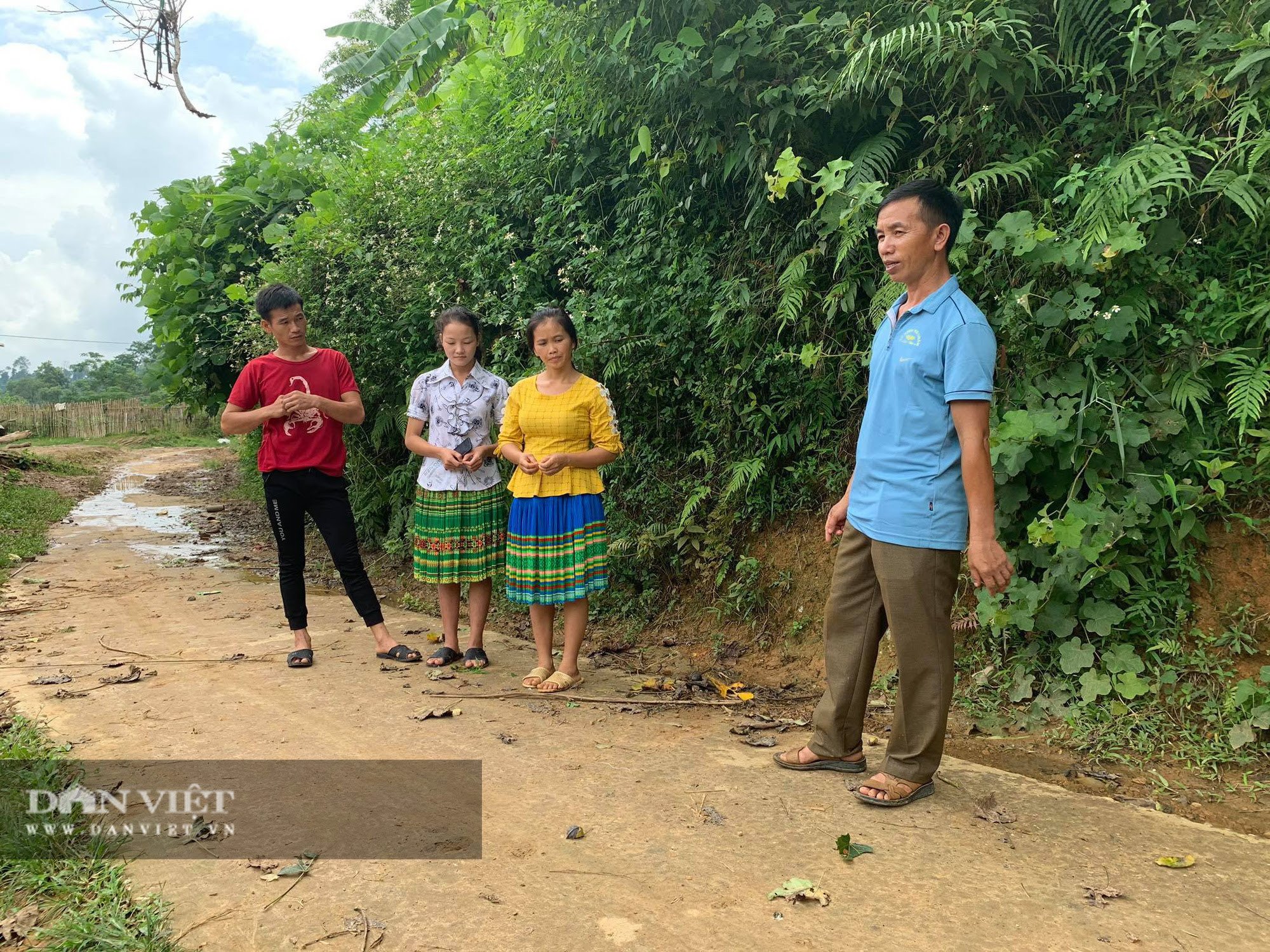 Dù nghèo, người Mông ở Khâu Qua vẫn hiến đất, chinh phục 6km đường &quot;thần thánh&quot; - Ảnh 4.