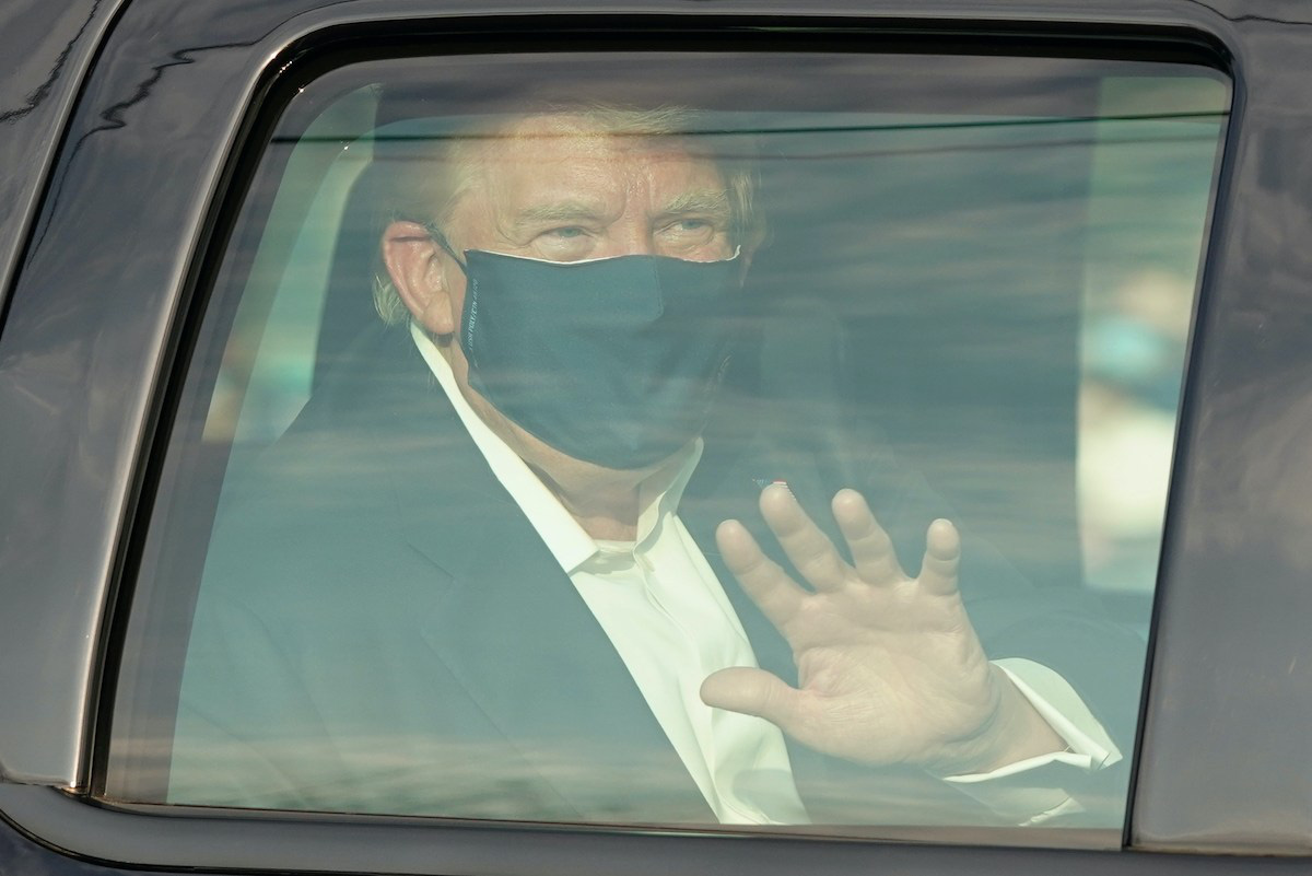Bác sĩ chăm sóc Trump &quot;nổi đóa&quot; vì Tổng thống tự ý rời bệnh viện - Ảnh 1.