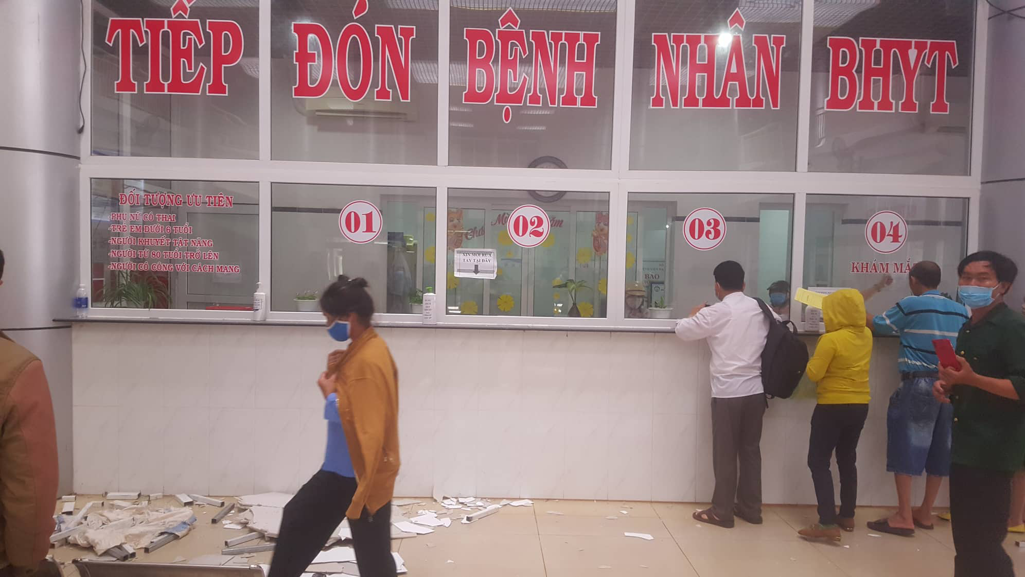 Sập trần tại Bệnh viện đa khoa vùng Tây Nguyên khiến bệnh nhân hoảng loạn  - Ảnh 1.