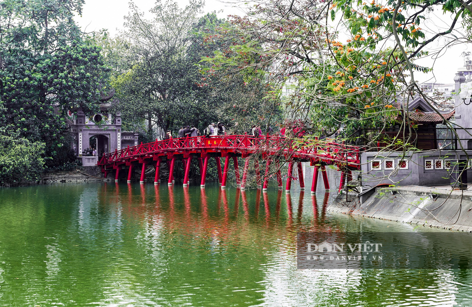 10 địa điểm không nên bỏ lỡ khi đến Hà Nội - Ảnh 2.