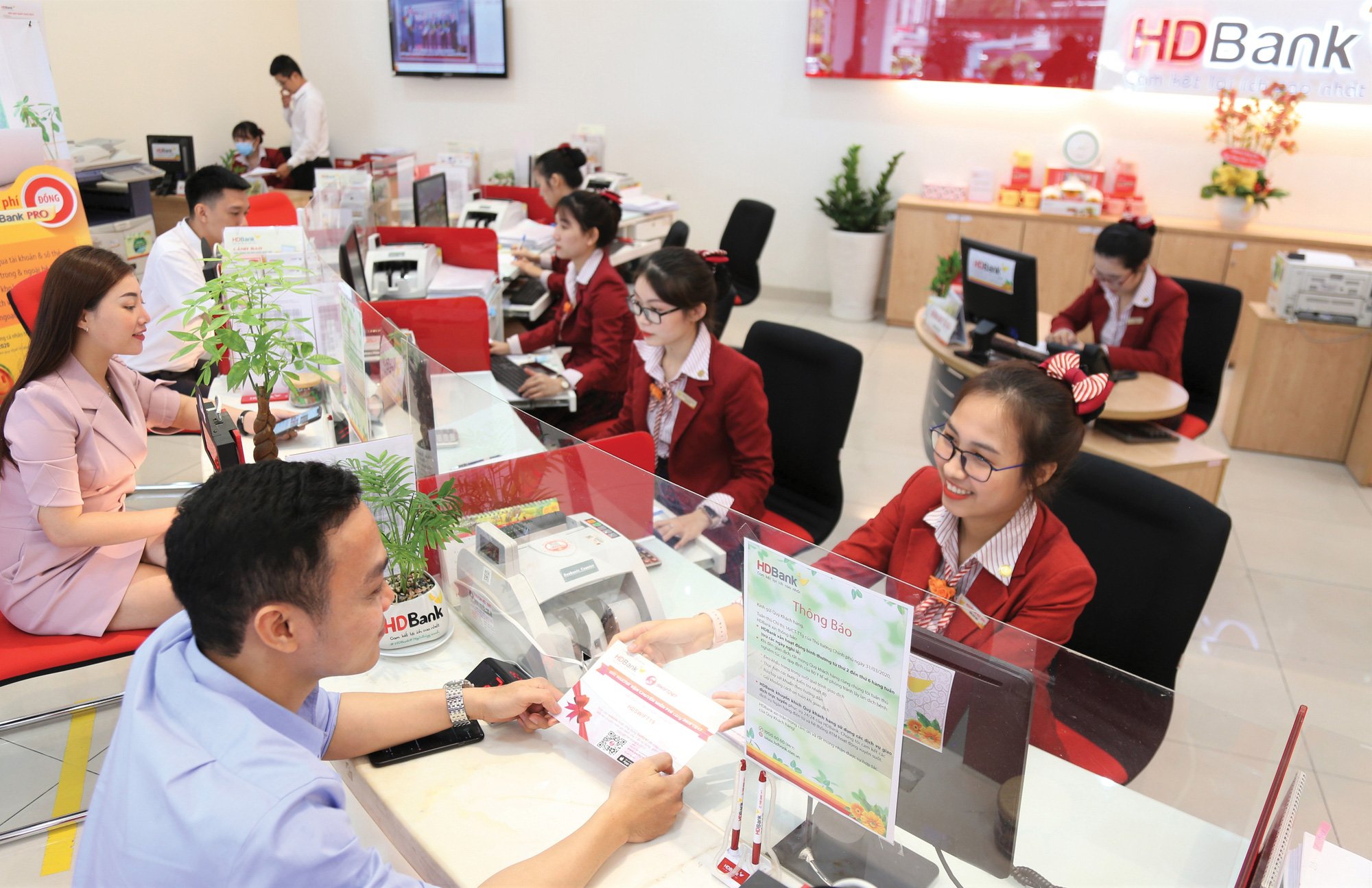 Đồng loạt kích tín dụng cuối năm - Ảnh 1.