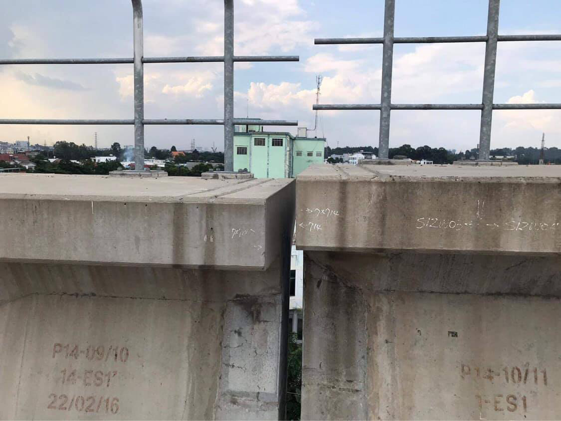 Tuyến metro số 1: Một gối cao su sử dụng cho dầm cầu cạn bị mất ổn định rơi khỏi đá kê gối - Ảnh 1.