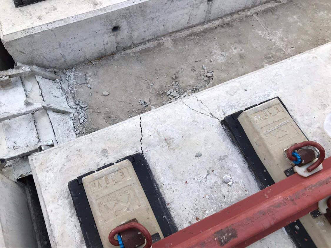 Tuyến metro số 1: Một gối cao su sử dụng cho dầm cầu cạn bị mất ổn định rơi khỏi đá kê gối - Ảnh 2.