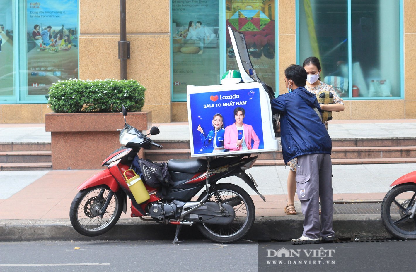 Ngày Độc thân ở trung tâm thương mại: Giảm giá cũng như không, khách thờ ơ xem rồi đi - Ảnh 1.