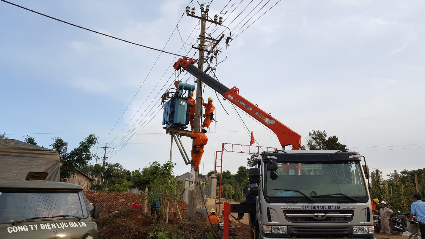 PC Gia Lai đầu tư 15 tỷ đồng cải tạo, nâng cấp lưới điện khu vực huyện Mang Yang - Ảnh 2.