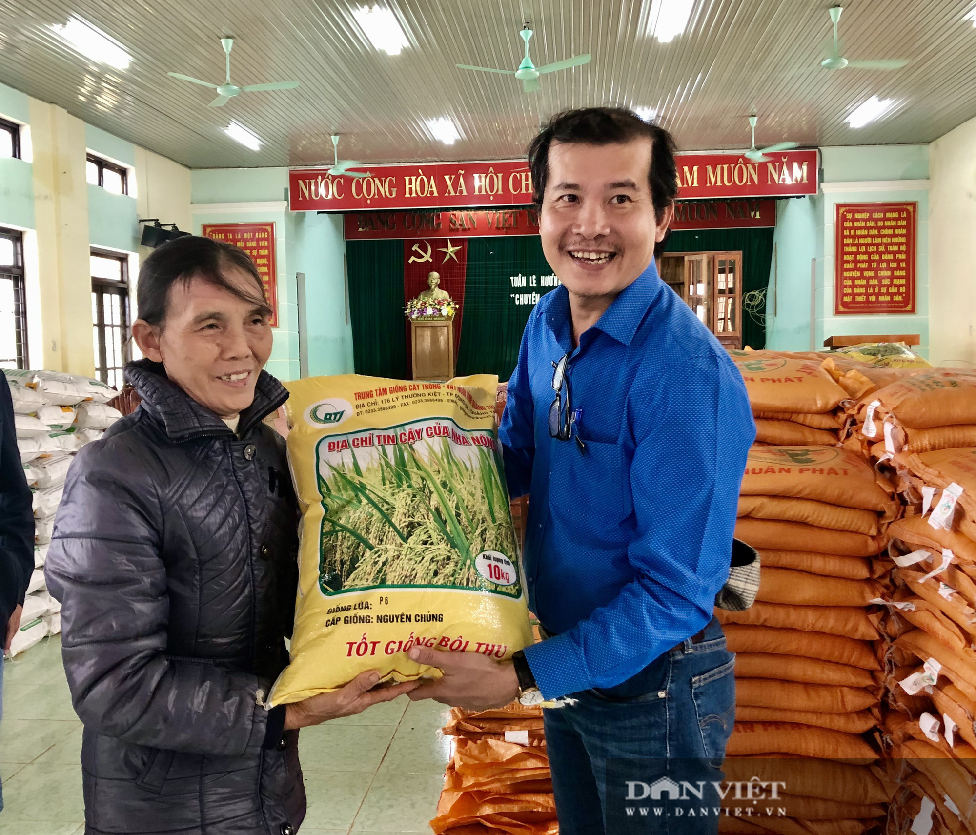 Báo NTNN/Dân Việt hỗ trợ lúa giống, phân bón giúp bà con “rốn” lũ Lệ Thủy (Quảng Bình) khôi phục sản xuất - Ảnh 7.