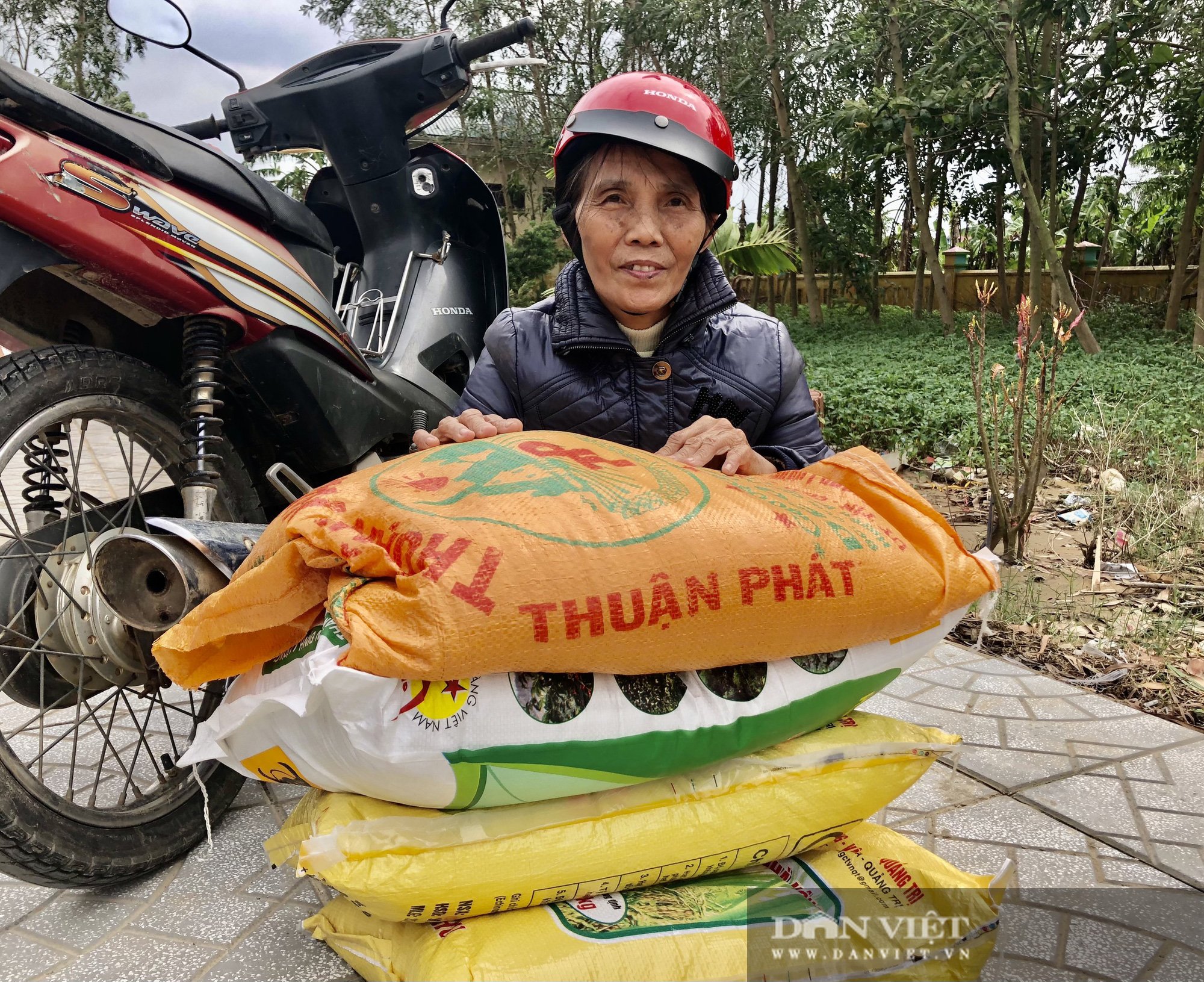 Báo NTNN/Dân Việt hỗ trợ lúa giống, phân bón giúp bà con “rốn” lũ Lệ Thủy (Quảng Bình) khôi phục sản xuất - Ảnh 6.
