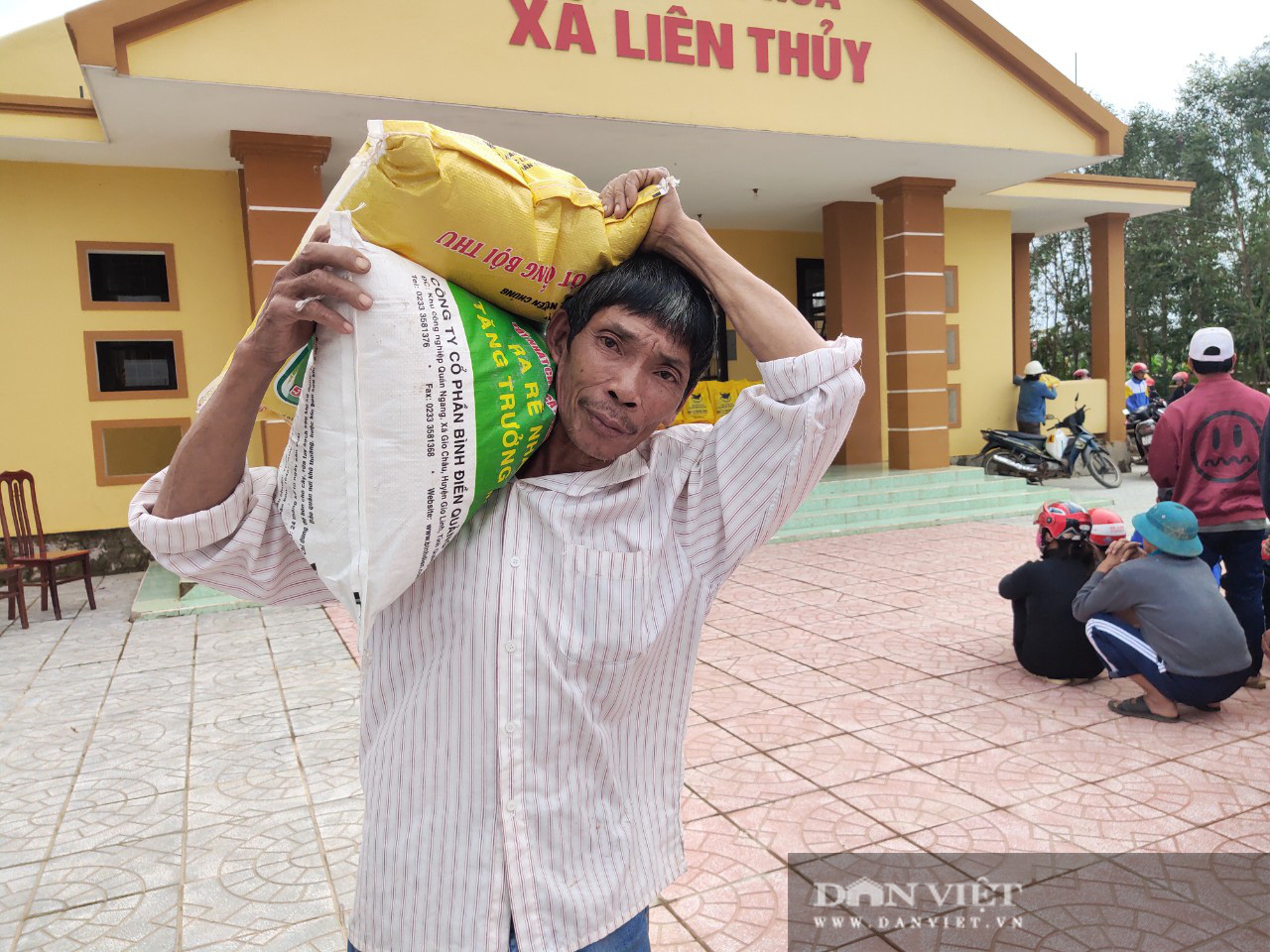 Báo NTNN/Dân Việt hỗ trợ lúa giống, phân bón giúp bà con “rốn” lũ Lệ Thủy (Quảng Bình) khôi phục sản xuất - Ảnh 3.