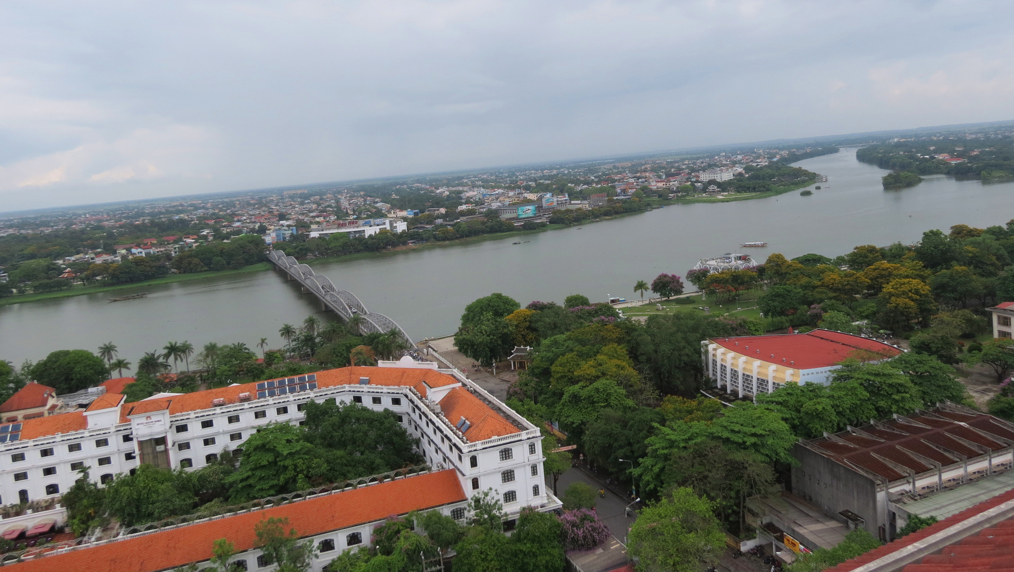 Huế lắp "mắt thần" dọc bờ sông Hương, đánh thức “viên ngọc” giữa sông - Ảnh 2. Huế lắp "mắt thần" dọc bờ sông Hương, đánh thức “viên ngọc” giữa sông - Ảnh 2.