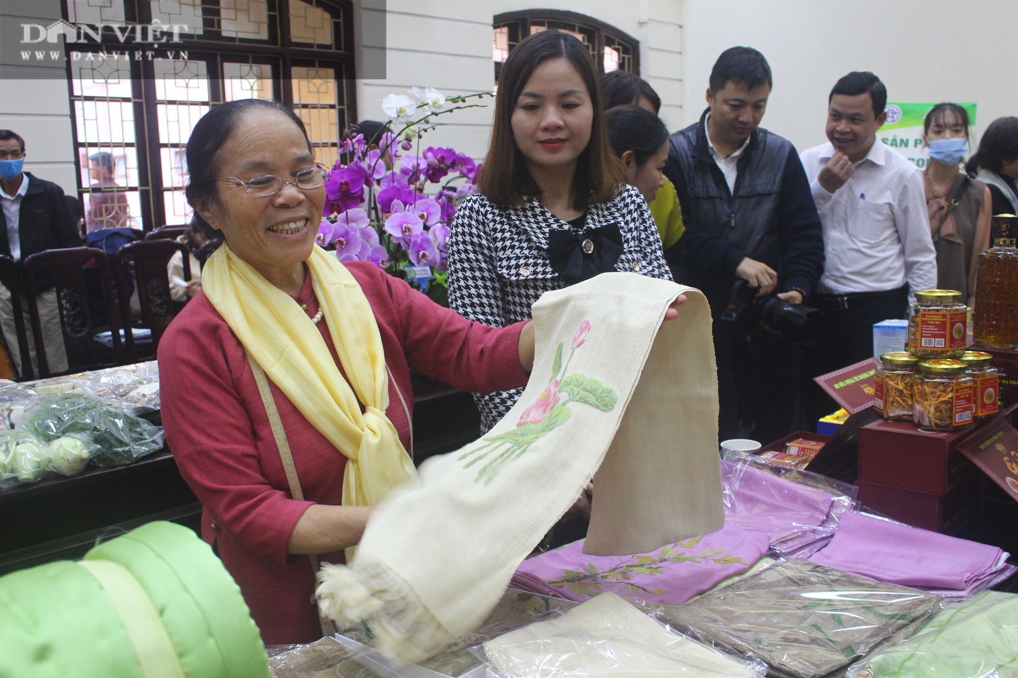 Hà Nội: Hơn 300 đặc sản OCOP được “gọi tên”, loại khăn lụa độc đáo, đắt hơn vàng khiến nhiều người thích thú - Ảnh 6.