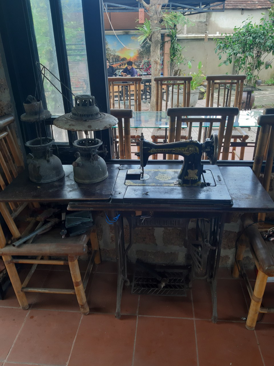 Quán cà phê độc đáo với đá ong và đồ nhà nông - Ảnh 4.
