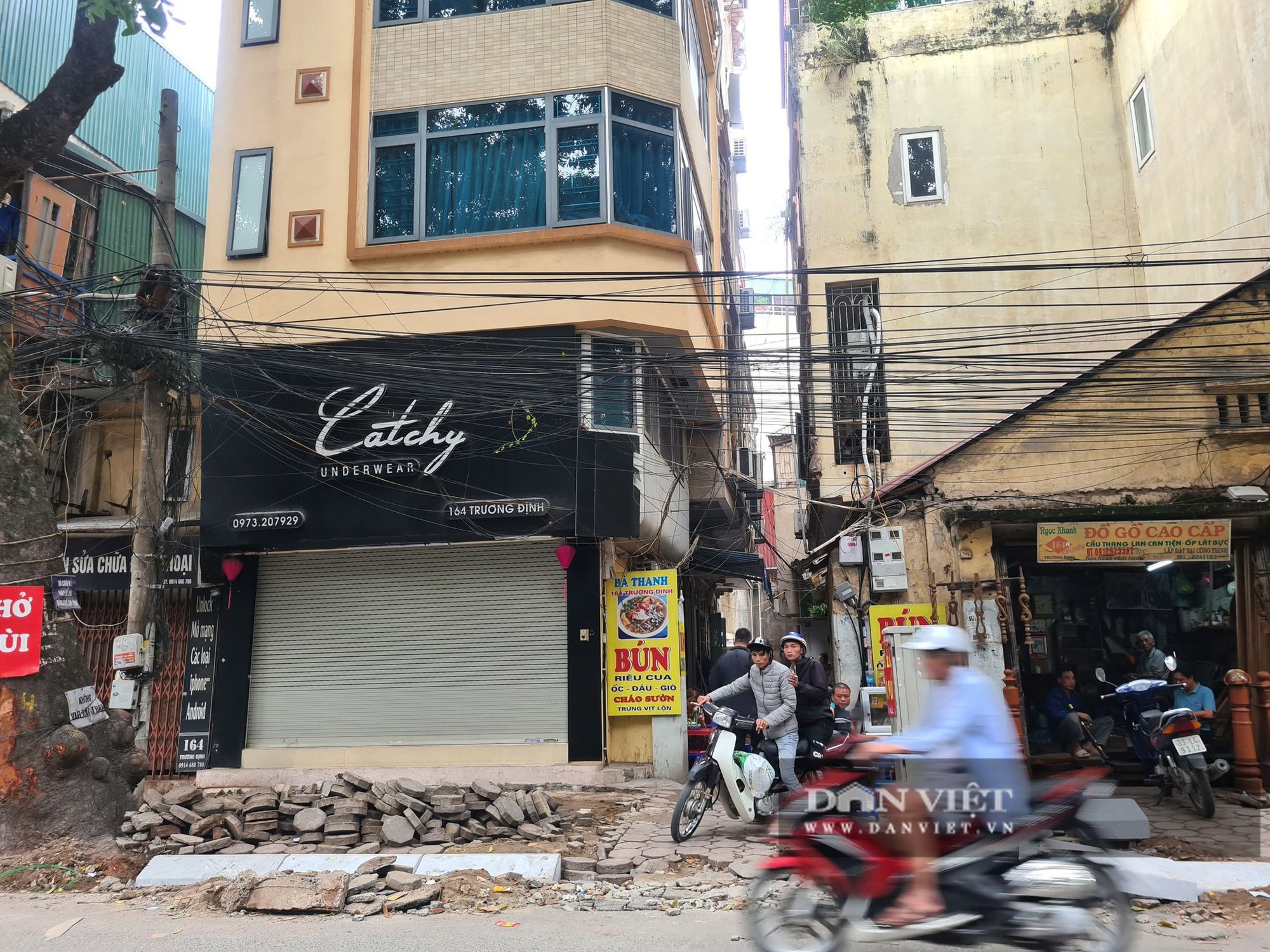 &quot;Ồ ạt&quot; lát đá vỉa hè khi tuyến phố còn &quot;lòng thòng&quot; dây cáp - Ảnh 7.