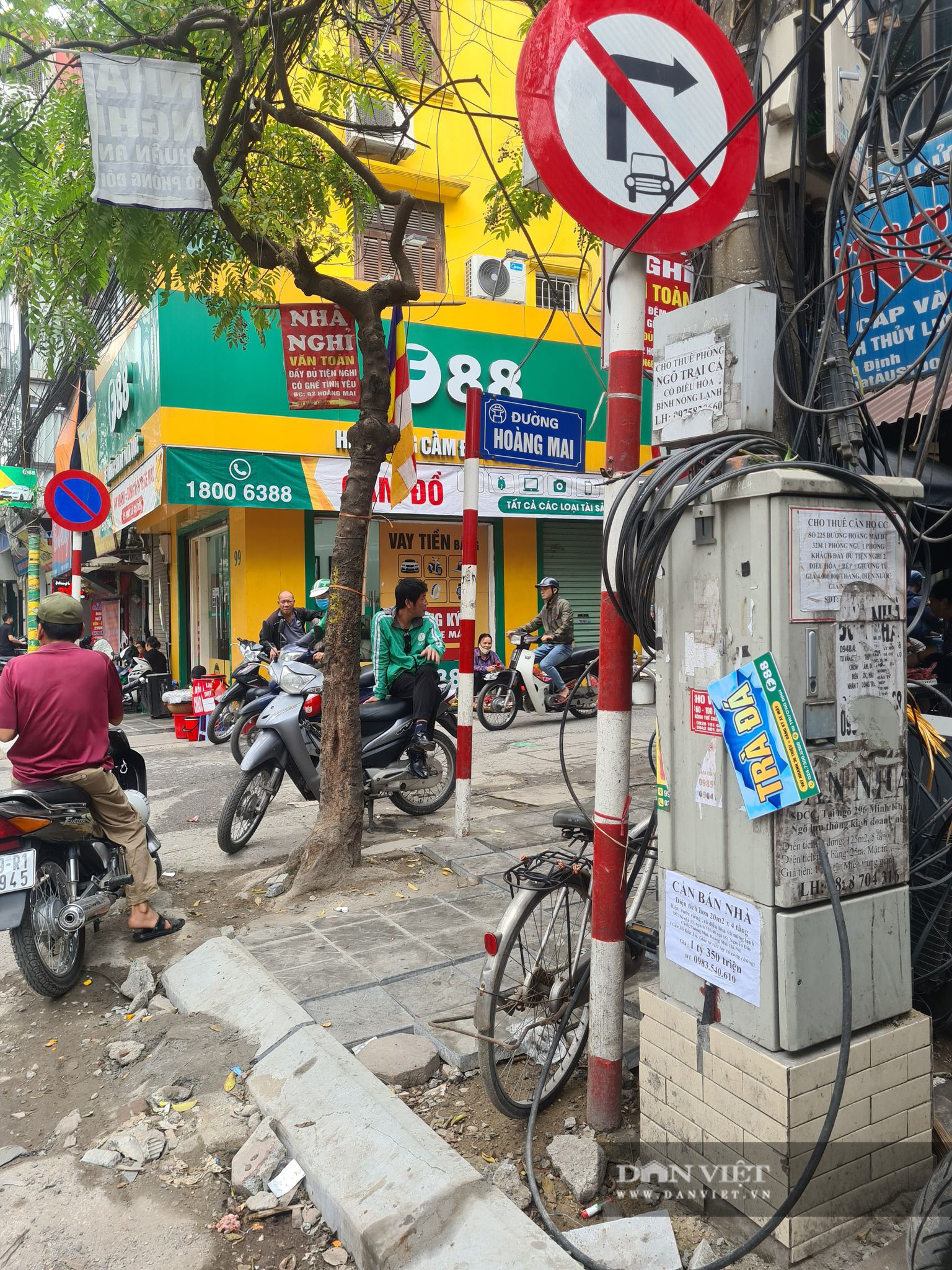 &quot;Ồ ạt&quot; lát đá vỉa hè khi tuyến phố còn &quot;lòng thòng&quot; dây cáp - Ảnh 8.