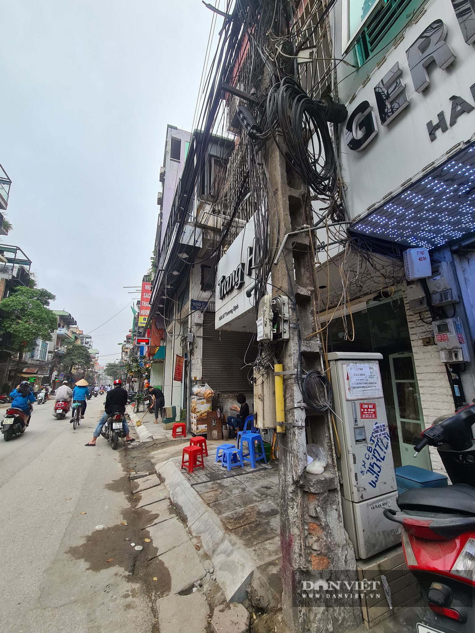 &quot;Ồ ạt&quot; lát đá vỉa hè khi tuyến phố còn &quot;lòng thòng&quot; dây cáp - Ảnh 3.