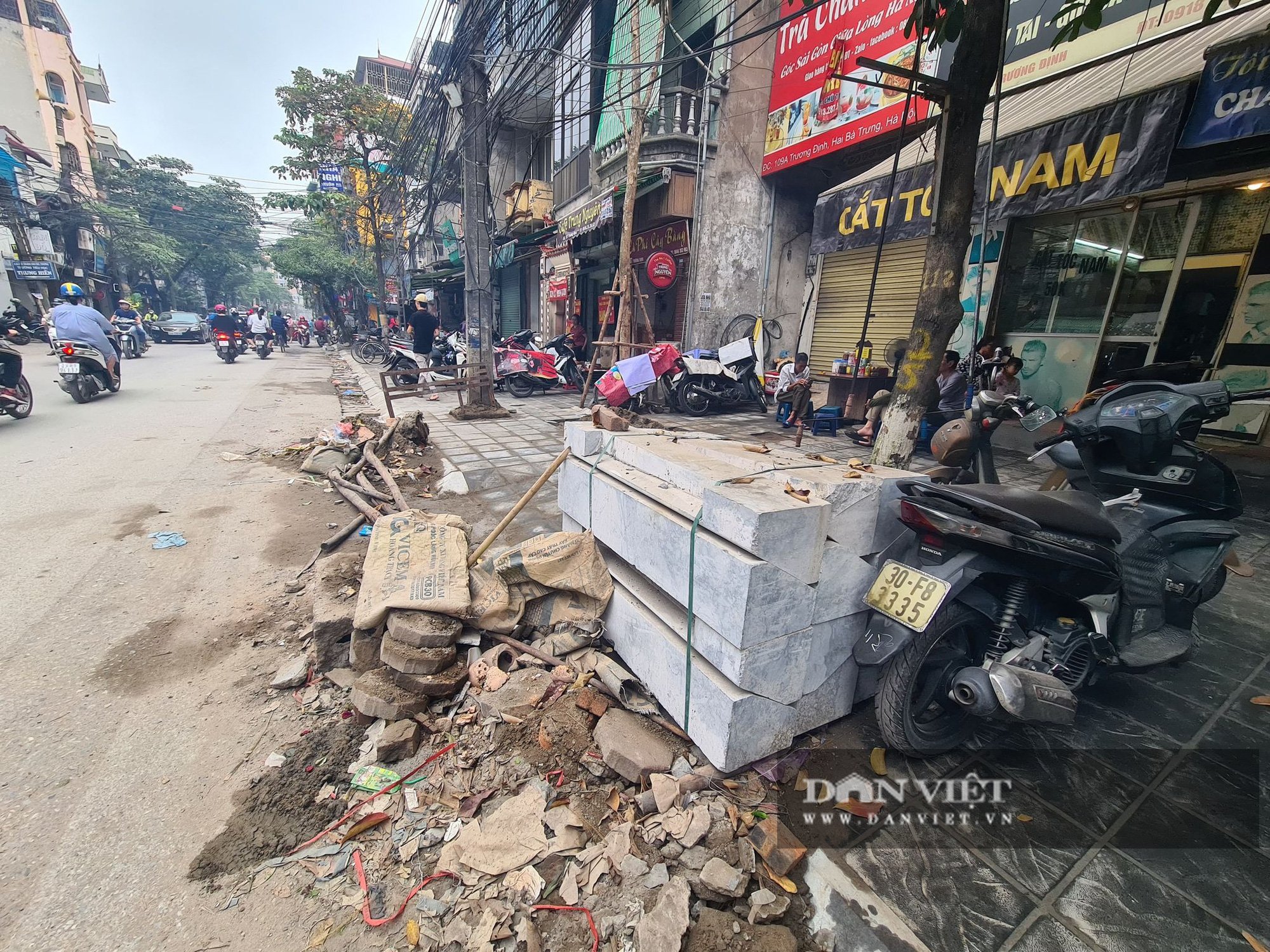 &quot;Ồ ạt&quot; lát đá vỉa hè khi tuyến phố còn &quot;lòng thòng&quot; dây cáp - Ảnh 12.