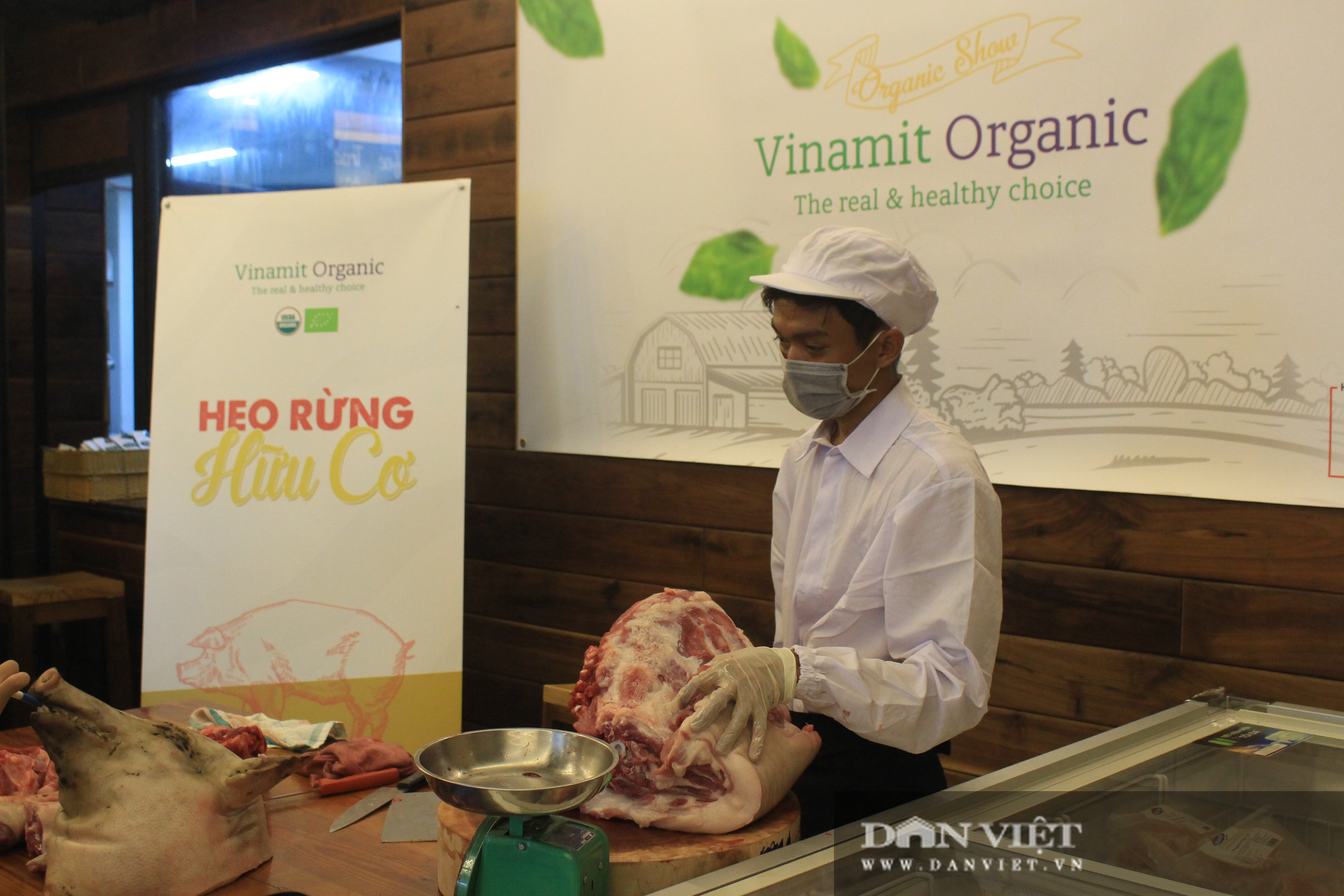 Phiên chợ organic tại Sài Gòn: Doanh nghiệp mang heo rừng hữu cơ đến xẻ thịt bán cho người tiêu dùng - Ảnh 3.