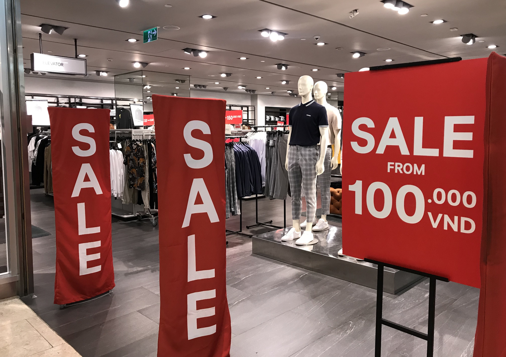 Nhiều trung tâm thương mại tại Sài Gòn giảm giá &quot;khủng&quot;, tối đa đến 90% dịp Black Friday - Ảnh 1.