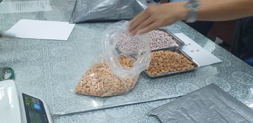 Hơn 20,5 kg ma tuý trong các lô hàng quà biếu được nguỵ trang tinh vi - Ảnh 1.