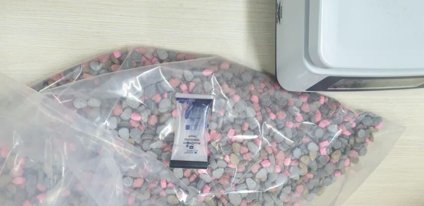 Hơn 20,5 kg ma tuý trong các lô hàng quà biếu được nguỵ trang tinh vi - Ảnh 2.