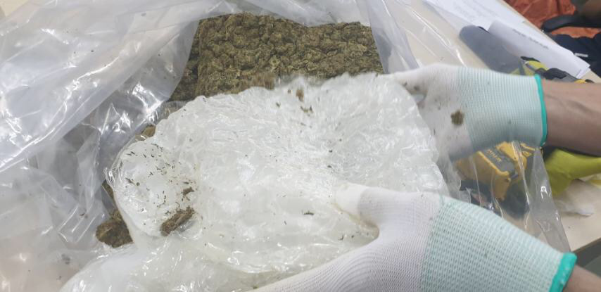 Hơn 20,5 kg ma tuý trong các lô hàng quà biếu được nguỵ trang tinh vi - Ảnh 5.