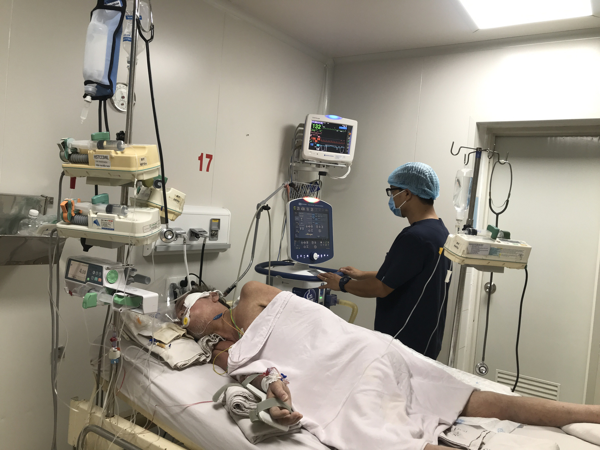 Tự ý uống thuốc nam thuốc bắc, bác sĩ chật vật vì không còn thuốc kháng sinh nào có tác dụng - Ảnh 1.
