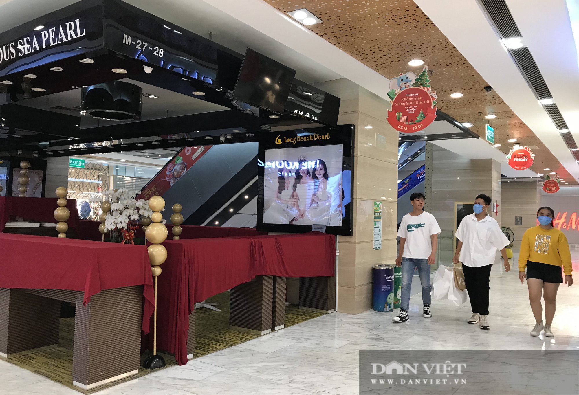 Người Sài Gòn trắng đêm săn Black Friday, chi cả chục triệu mua sắm, cửa hàng đóng cửa vẫn chưa chịu về - Ảnh 1.