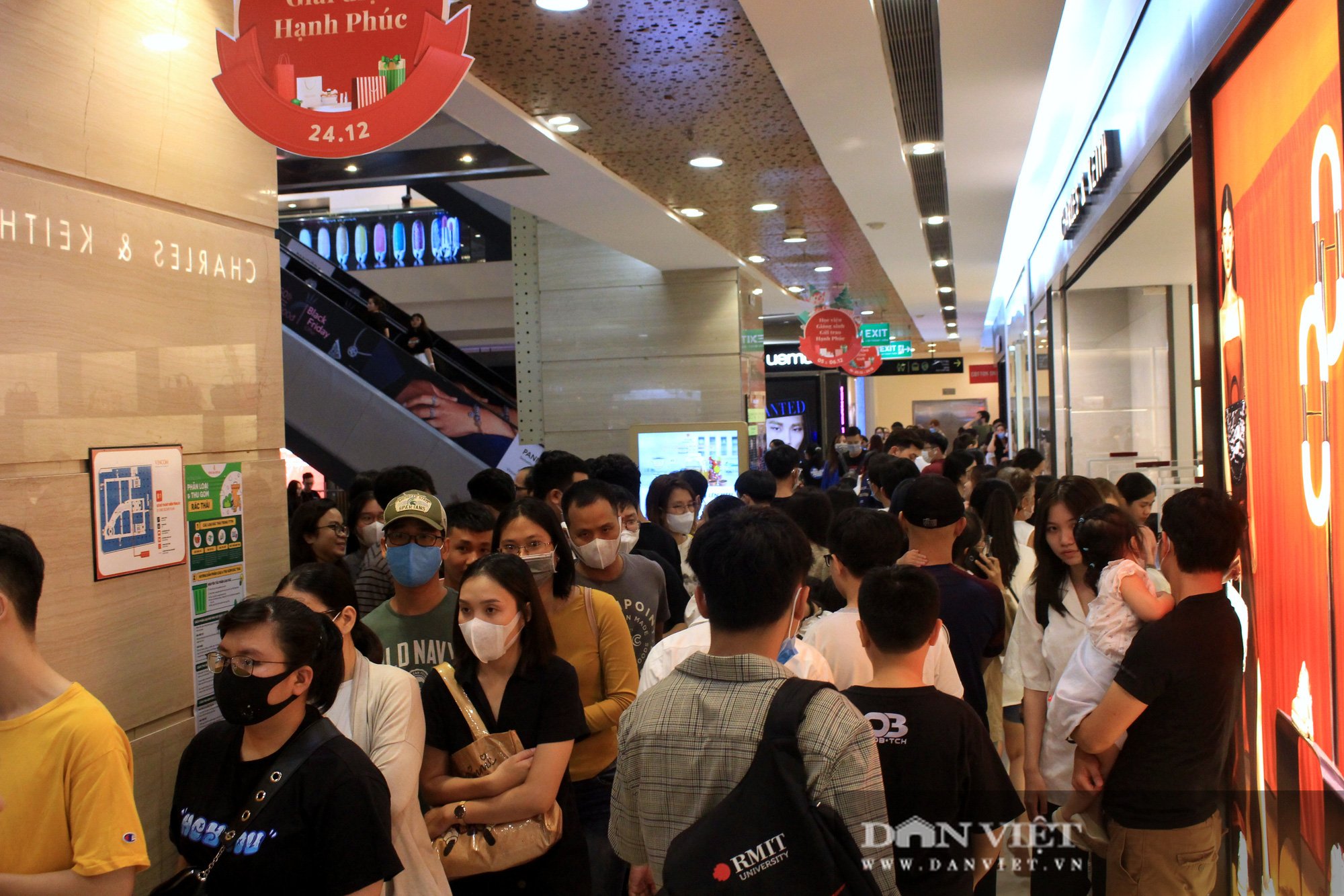 Người Sài Gòn trắng đêm săn Black Friday, chi cả chục triệu mua sắm, cửa hàng đóng cửa vẫn chưa chịu về - Ảnh 11.