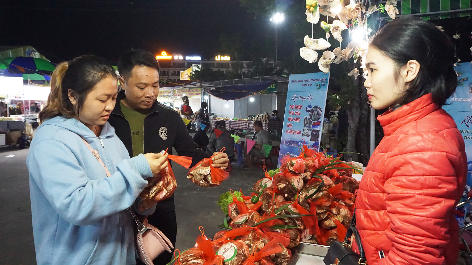 Kích cầu du lịch nội địa, Hội chợ OCOP Quảng Ninh đã thu gần 6,5 tỷ đồng - Ảnh 2. Kích cầu du lịch nội địa, Hội chợ OCOP Quảng Ninh đã thu gần 6,5 tỷ đồng - Ảnh 2.