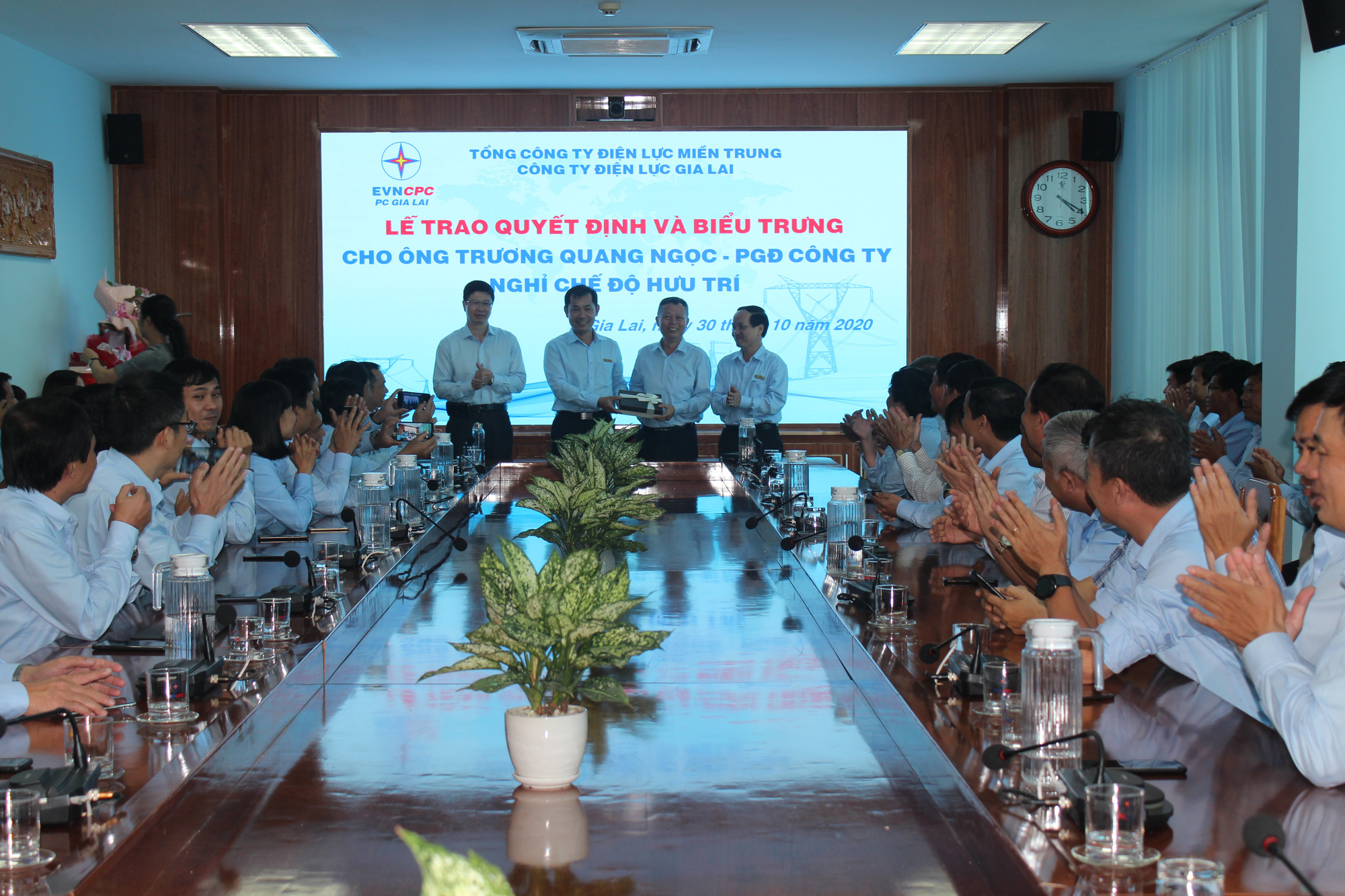 PC Gia Lai: Trao Quyết định nghỉ hưu cho ông Trương Quang Ngọc- Phó giám đốc Công ty Điện lực Gia Lai - Ảnh 1.