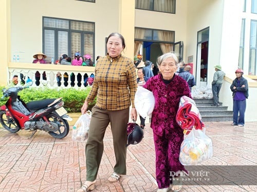 Hà Tĩnh: Người dân vùng lũ phấn khởi vì quà tặng có cả rau - Ảnh 4.