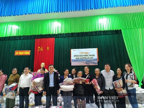 Hà Tĩnh: Người dân vùng lũ phấn khởi vì quà tặng có cả rau - Ảnh 6.