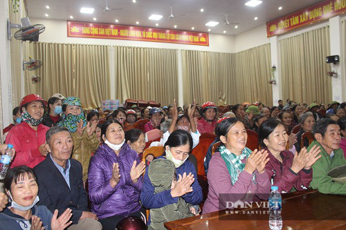 Hà Tĩnh: Người dân vùng lũ phấn khởi vì quà tặng có cả rau - Ảnh 2.